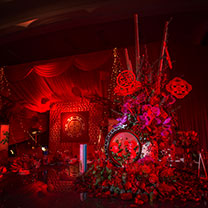 在这两场婚礼中  我们看到了两代人的平衡