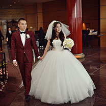 史林子身着兰诺梦幻婚纱与喻恩泰树海下唯美大婚