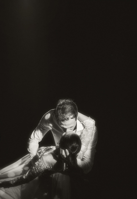 光影下的男女主角