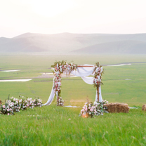 蓝天白云、落日篝火，一场回归自然的草原婚礼！