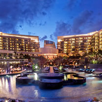 冬天非得要一场户外泳池婚礼？三亚美高梅度假酒店满足你