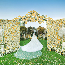 真实婚礼 | 这场百万婚礼,把空旷的广场建造成一个欧式庄园,把英国水晶宫花房直接搬进了婚礼现场……