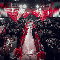 红与灰的色彩碰撞，也许是两个人在一起的最好状态