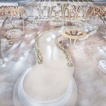 百万级的婚礼该如何演绎？看【千百合婚礼顾问】示范现代装置型花艺设计......