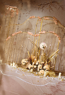 长“鬓”如云衣似雾，“锦”茵罗荐承轻步