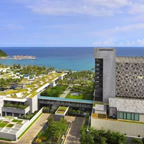 三亚人气目的地婚礼酒店推荐 | 三亚半山半岛洲际度假酒店 -- 闹中取静，面海背山