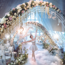 行业快报 | 伴着赫本的《Moon River》，三亚唯町秀用音符在白沙滩上搭起一条月光河……