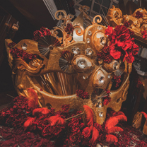 杜嘉班纳复古宫廷风婚礼，一场红、黑、金的碰撞！