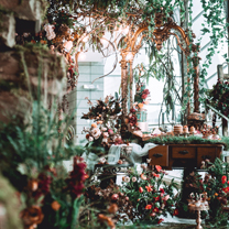 真实婚礼 | 透着森系的歌剧魅影婚礼布置，像置身于大自然的超现实主义