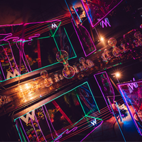 昨日这一场摩登炫酷的婚礼秀,燃爆了苏城夜色