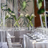 行业快报 | 他们用白绿色系打造惊艳感,以简约又精致的方式诠释爱情