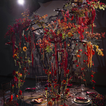 这款以红黑金为主打色的独特桌花,专为有个性的新娘打造【2018创意设计大赛】