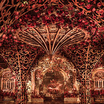 行业快报 | 他们用4万支红玫瑰，打造了一个神秘浪漫的巴洛克庄园