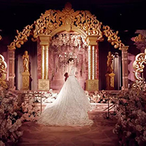 阳光细碎,芳草抚漾,邀你畅游这座粉金色的凡尔赛之旅~