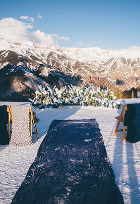 雪山上盛开的花园 