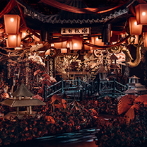 他挂起50盏灯笼，为新娘打造千与千寻式东方魔幻场景