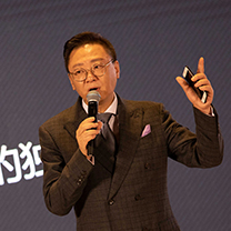 当自己被一束光照亮 | 执一念 · 廿年