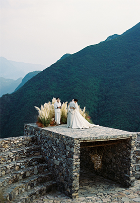 悬崖山谷里的婚礼