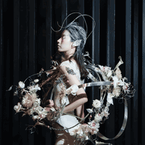 这个兼具现代感与科技感的人体花艺,可盐可甜~