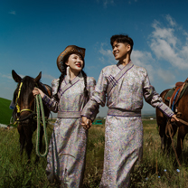 真实婚礼 | 在呼和浩特的草原上,他们举办了一场传统的蒙古族婚礼