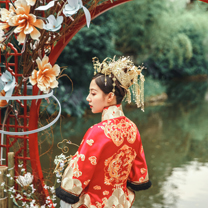 这场中式越剧婚礼，竟然以青色和红色的撞色来呈现……