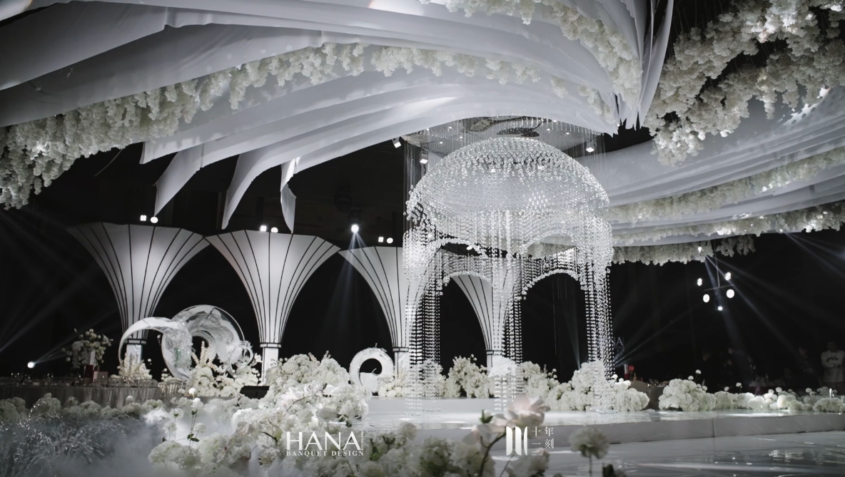 AT THE MOMENT——此时此刻