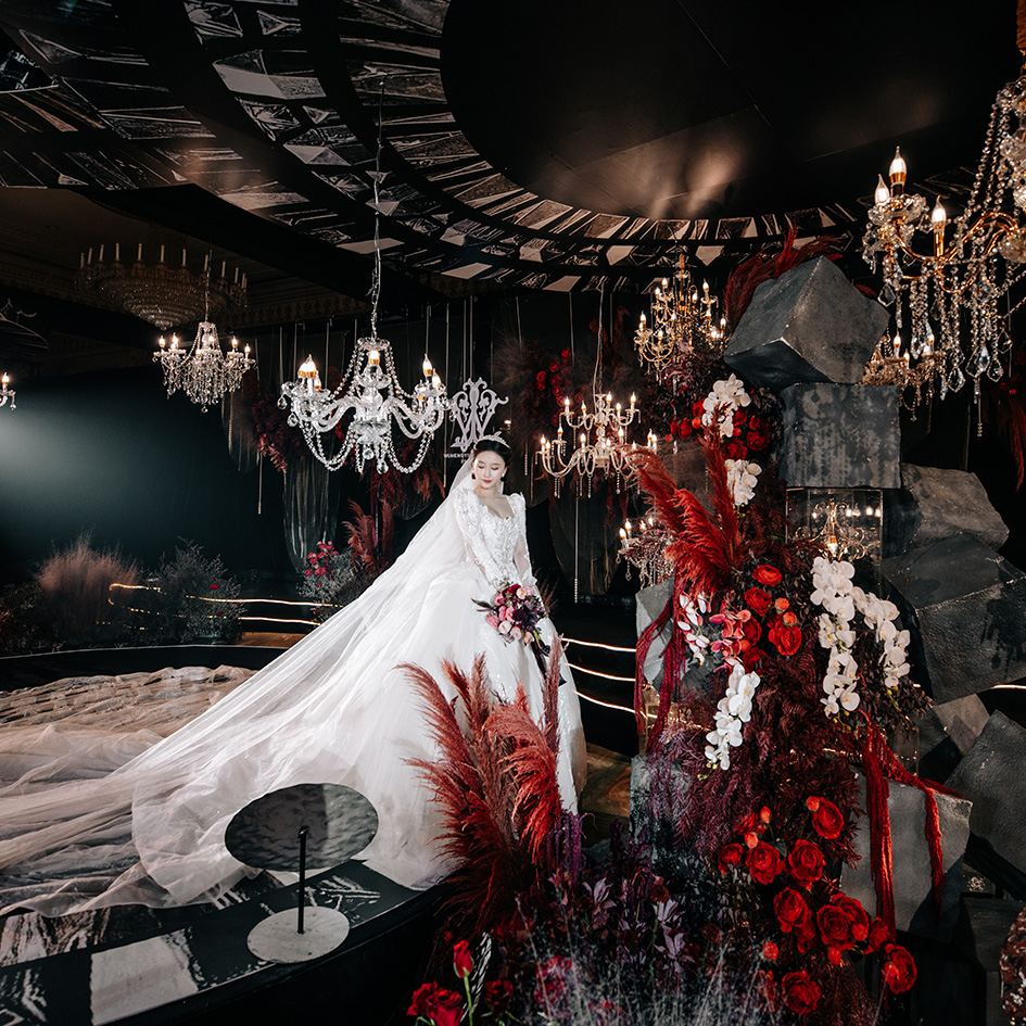 一场红黑色系现代秀场婚礼,实现水晶灯的自由