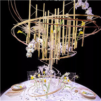 现代与传统的碰撞,在这个餐桌设计里展露无遗