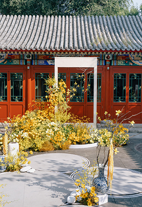 庭前深红出浅黄