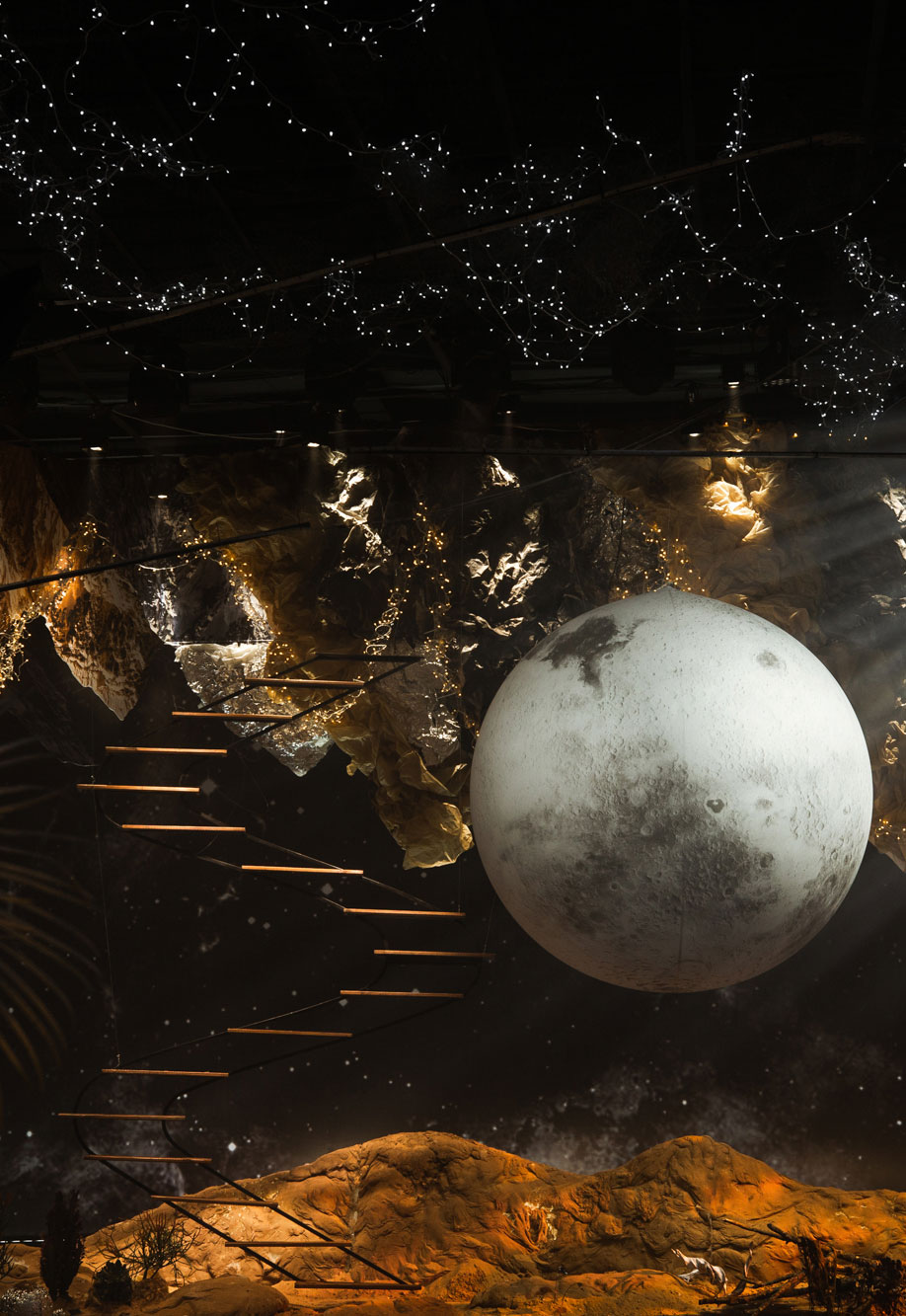 “充气夜礼服”与“月野光肚兔”