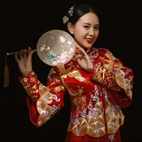 她们做的中式嫁衣有多美，引得电视台来采访……