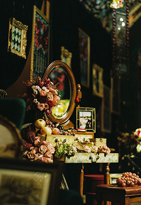 复古洋房葡萄藤下的耳语