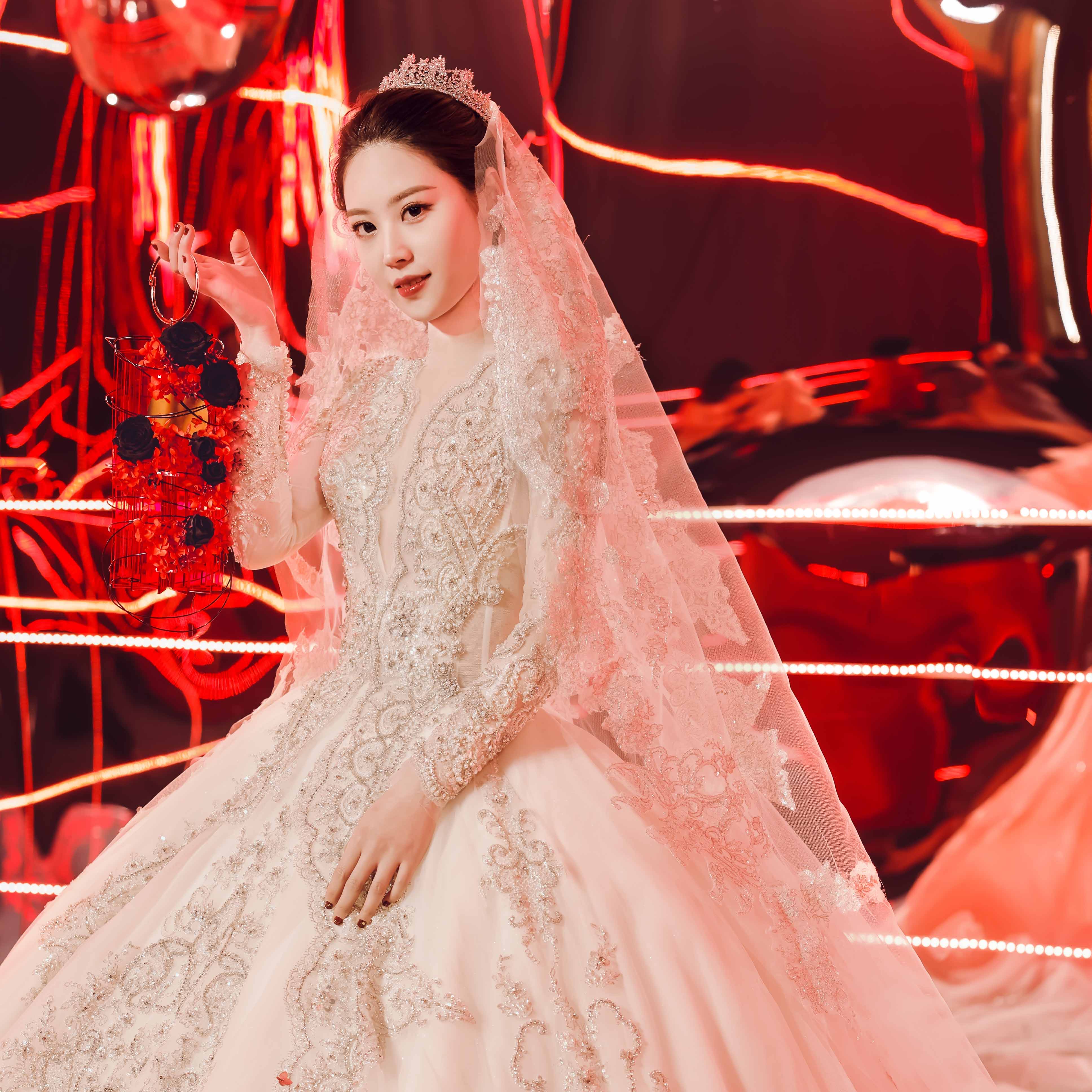 5800支海芋限时绽放,以秀场风重新定义婚礼设计