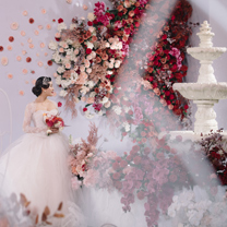 他们在自家的生态园内，办了一场繁花拥簇的法式极简婚礼