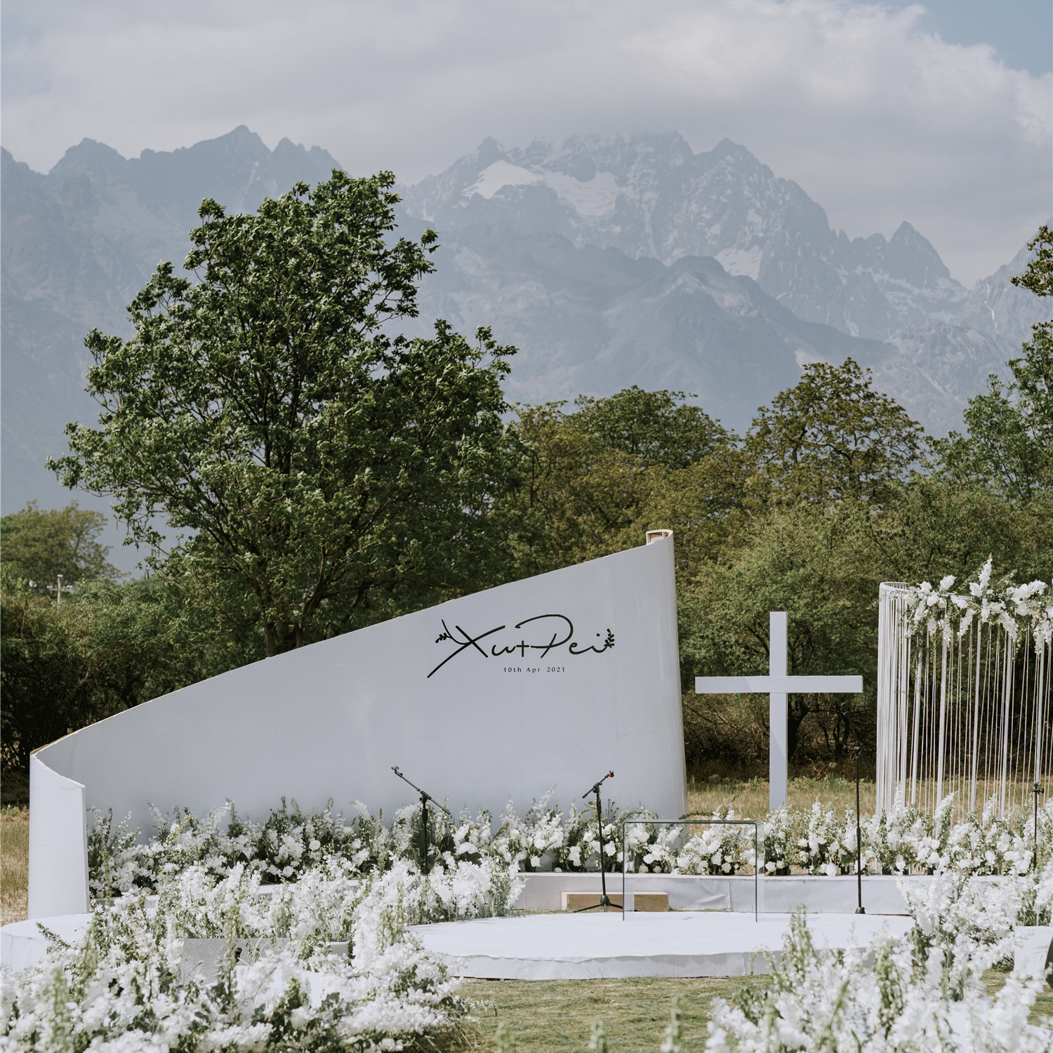 雪山下的这场百人目的地婚礼，神圣感满分！