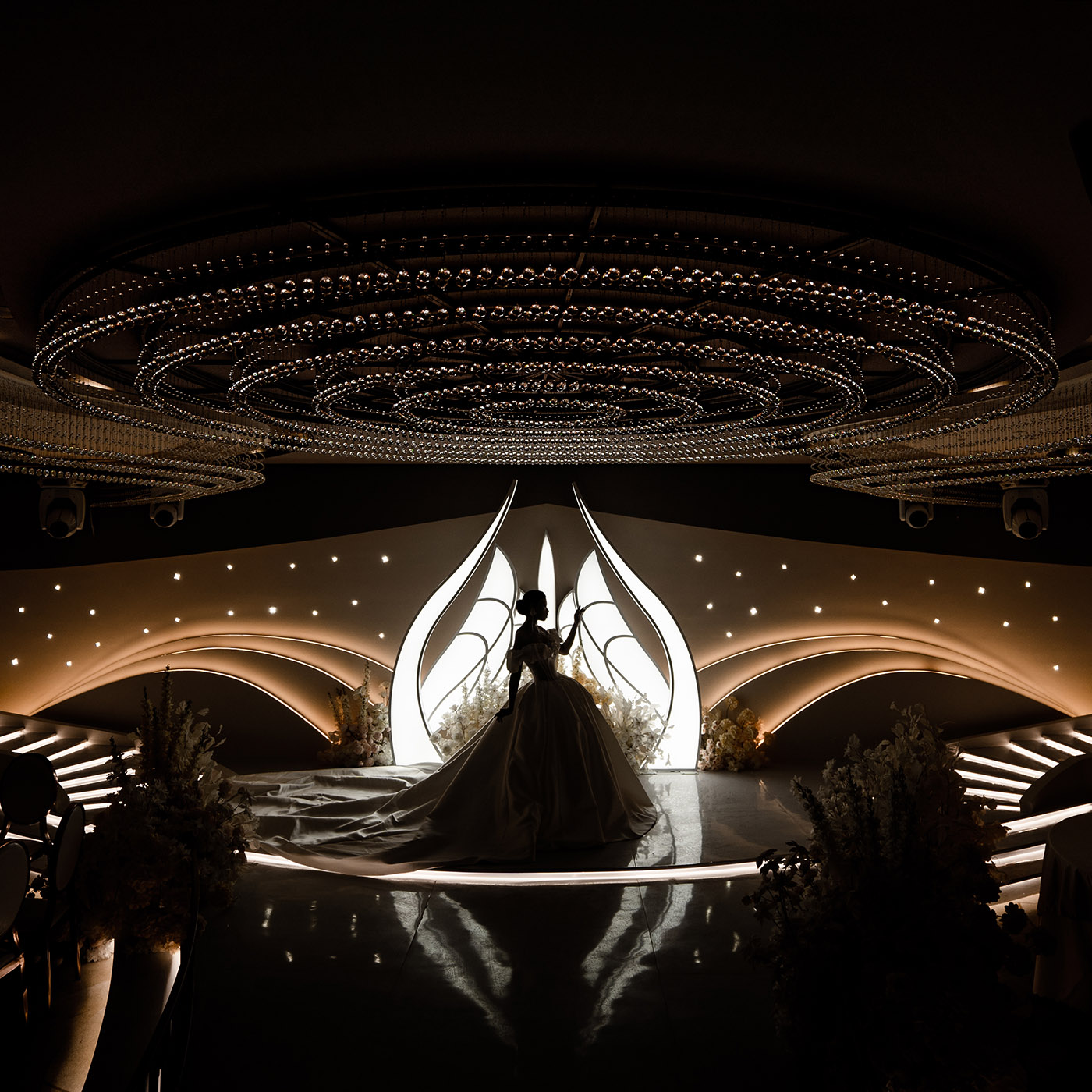 深海、星空,极简与繁复交织构建爱的时空