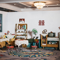 重返90年代,记一场脱口秀演员的复古婚礼