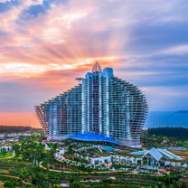 三亚海棠湾红树林 | 顶楼设停机坪，空中办婚礼，GET这家和迪拜帆船酒店一脉相承的度假酒店