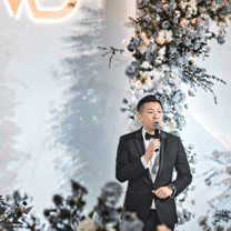 轻松、自然、不做作,讲听得懂的话