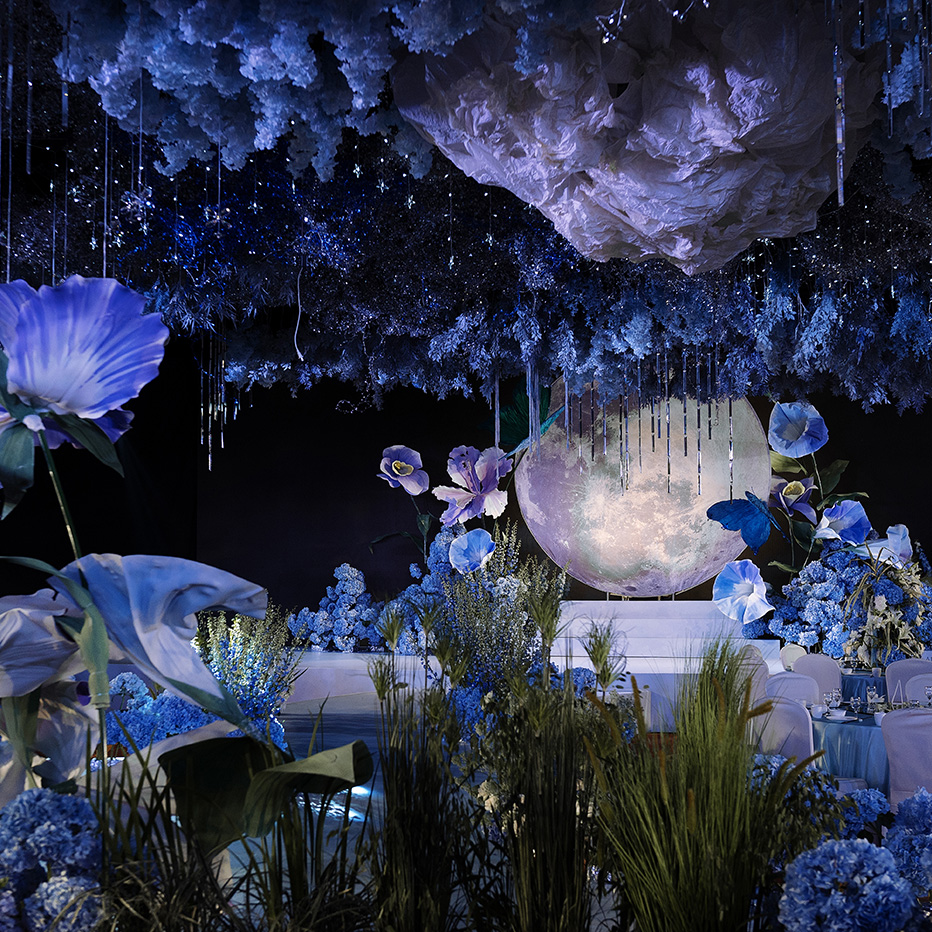 你看月色微凉,少女只需踮脚了解一朵花的芬芳