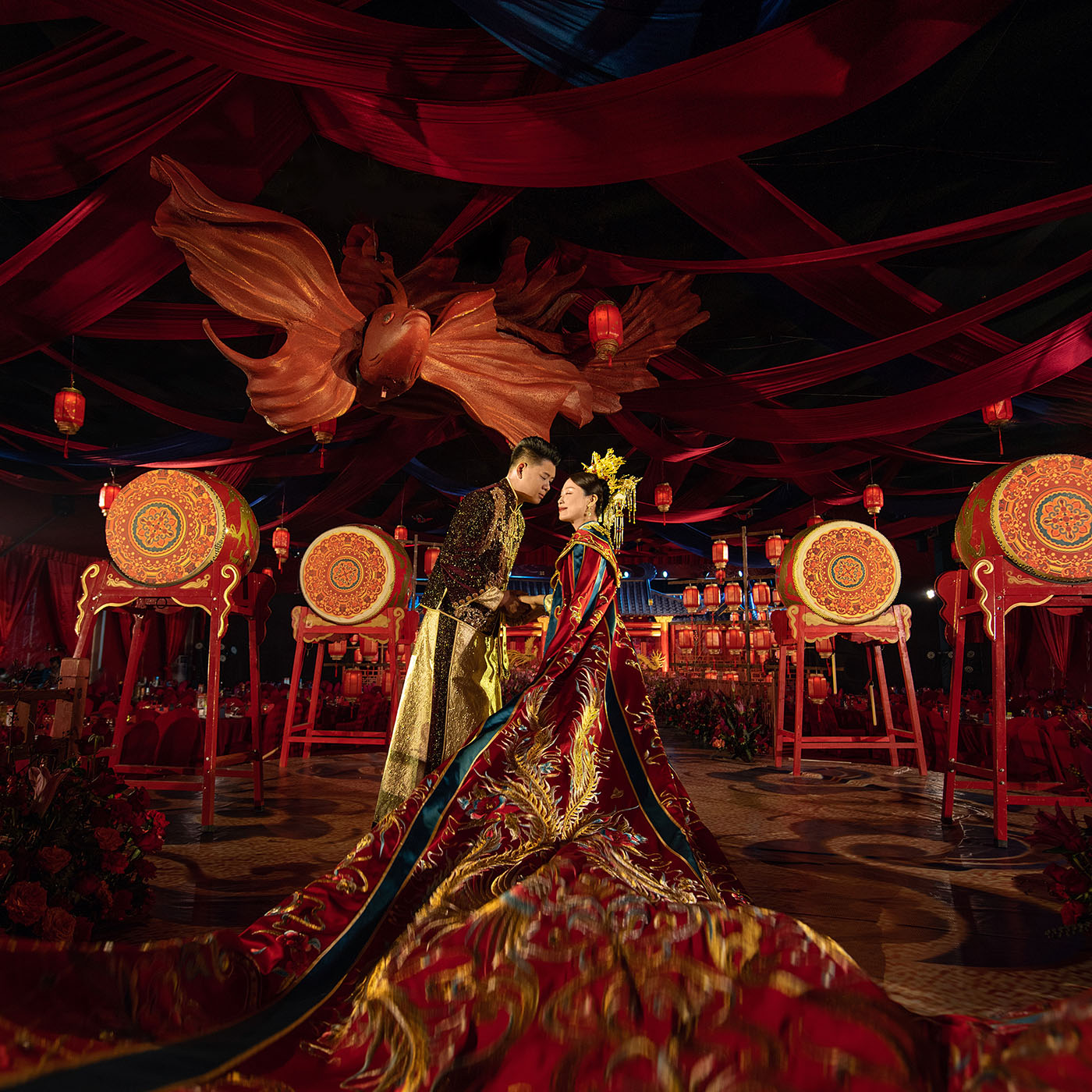 红与蓝碰撞出独特的中式浪漫,步入璀璨夜长安