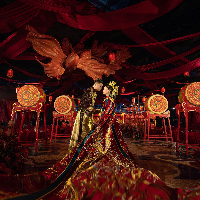 红与蓝碰撞出独特的中式浪漫，步入璀璨夜长安