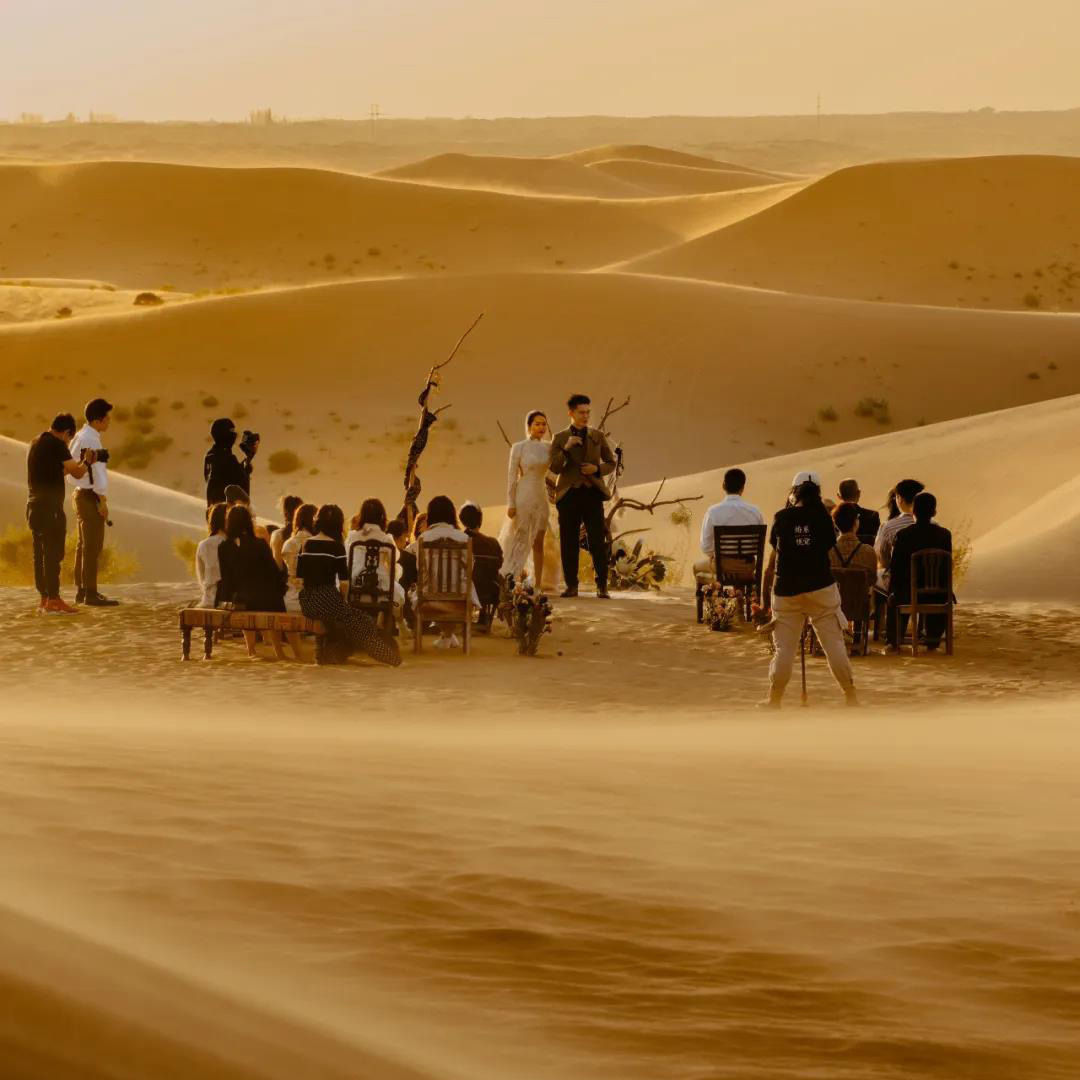 这是一场“疯狂”又浪漫的中卫沙漠婚礼~