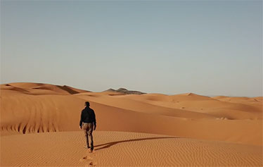 世界在你脚下，爱是唯一信仰